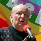 Eugen Drewermann mit Baskenmütze und Anorak, im Hintergrund Wald