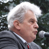 Professor Theodor Ebert spricht in ein Mikro