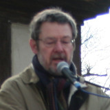 Peter Kranz am Mikrofon, im Hintergrund Fachwerkwand der Fretzdorfer Kirche